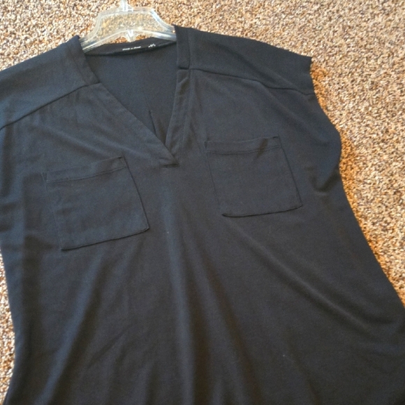 Black V-Neck Top with Pockets - Picture 1 of 4